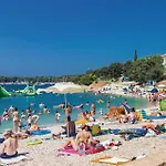2 Bedroom Beautiful In Apartment Pula